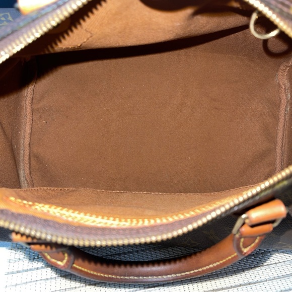 Louis Vuitton Speedy 30 Bag - Picture 14 of 17